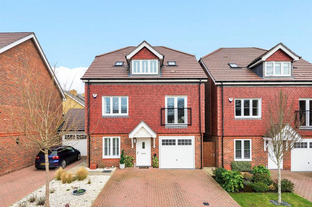 Brookwood farm, Knaphill GU21 4 bed detached house to rent £2,950 pcm