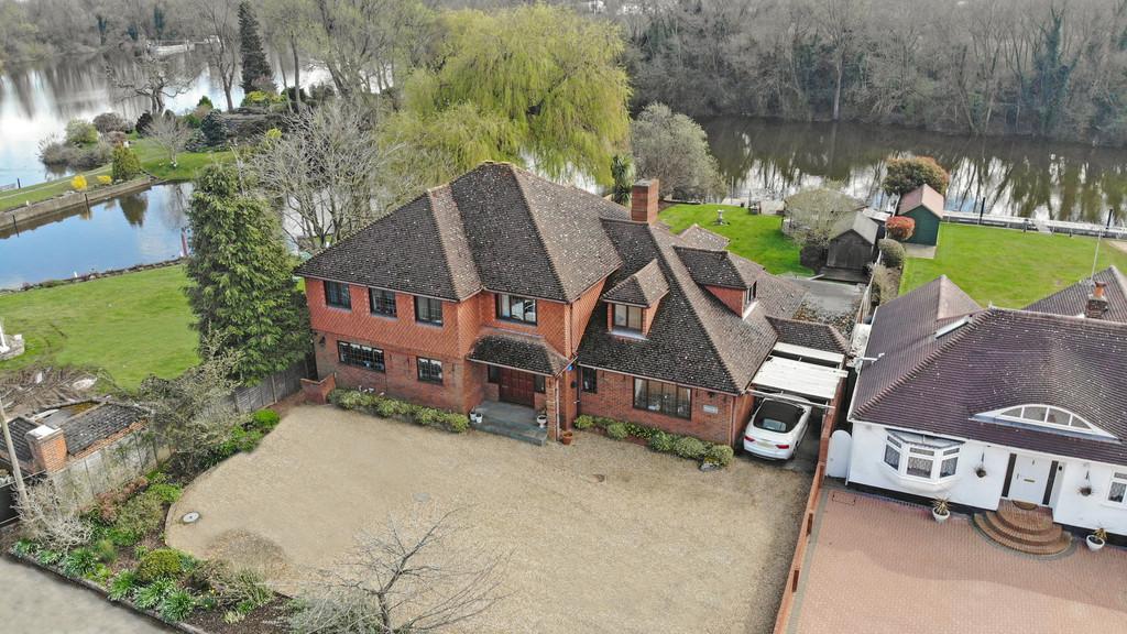 Temple Gardens, StainesuponThames 4 bed detached house to rent £
