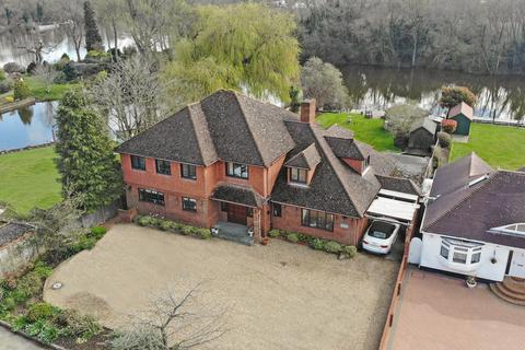 4 bedroom detached house to rent, Temple Gardens, Staines-upon-Thames
