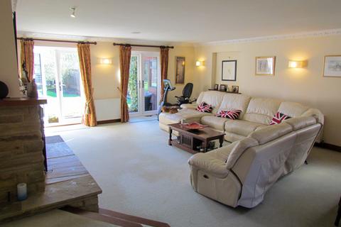 4 bedroom detached house to rent, Temple Gardens, Staines-upon-Thames
