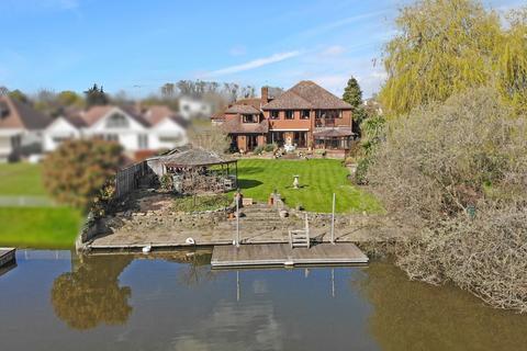 4 bedroom detached house to rent, Temple Gardens, Staines-upon-Thames