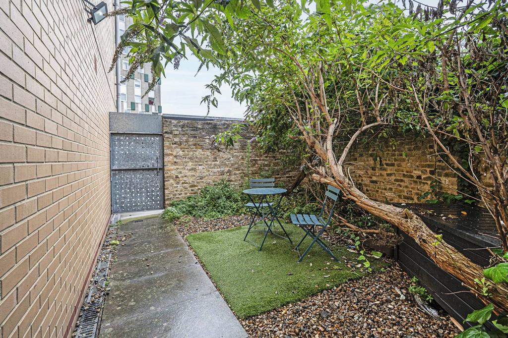 Old Ford Road, Bethnal Green, London, E2 2 bed flat for sale £475,000