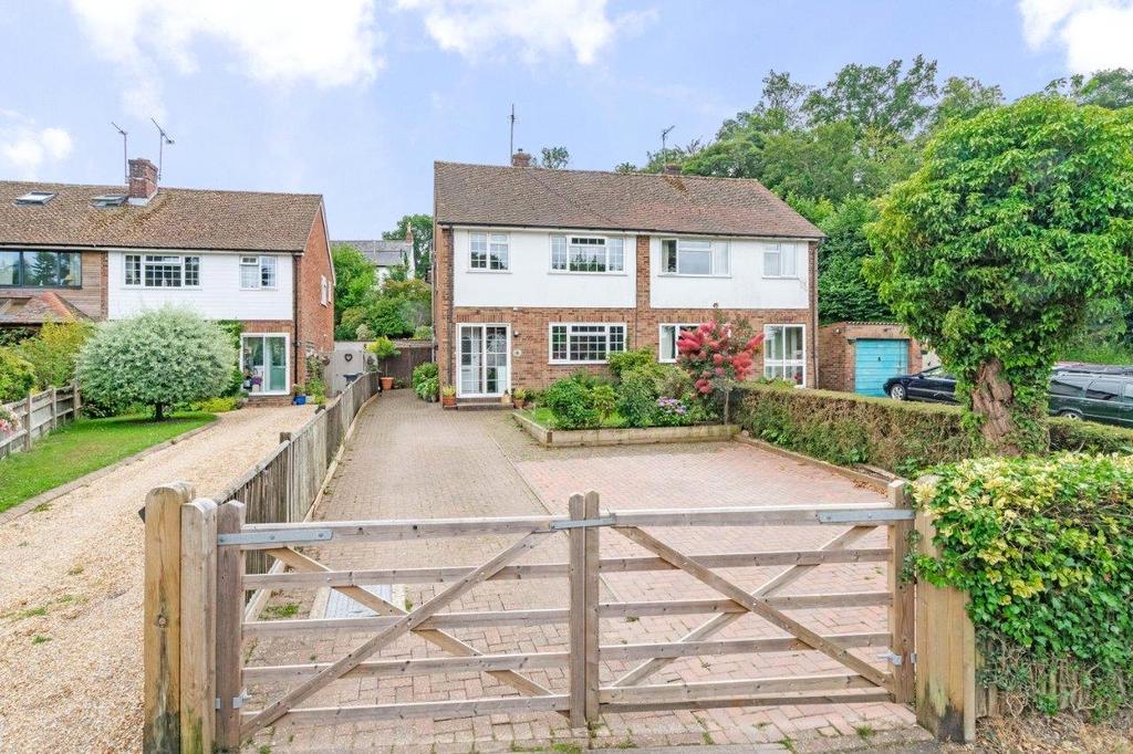 The Marlpit, Durgates, Wadhurst, East... 3 bed semidetached house for