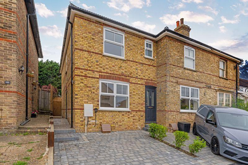 Cromwell Road, Caterham CR3 2 bed semidetached house for sale £399,000