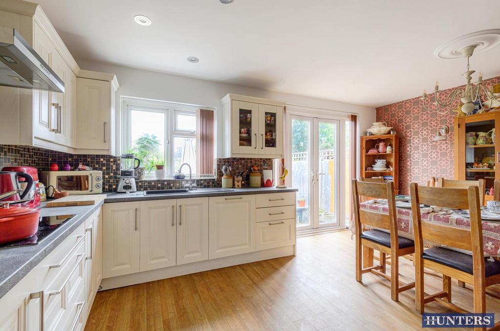 Suttons Avenue, Hornchurch 3 bed semidetached house for sale £575,000