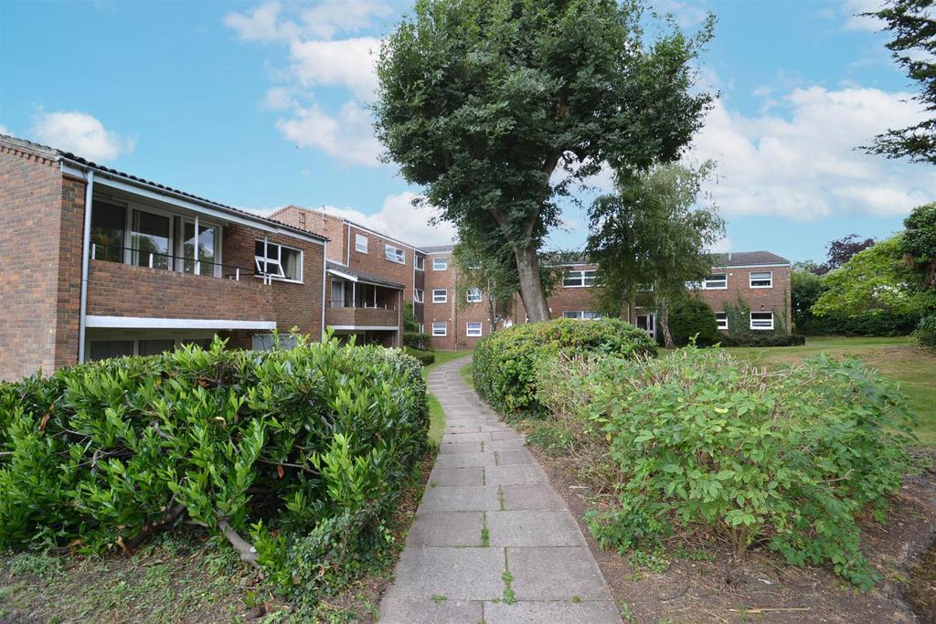 The Dell, Radlett 2 bed apartment to rent £1,650 pcm (£381 pw)