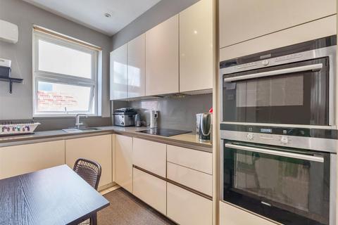 3 bedroom flat for sale, Dartmouth Road, London, NW2