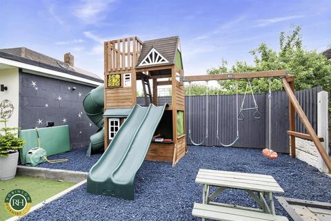 22 Doncaster Road, Armthorpe, Doncaster, DN3 2BN