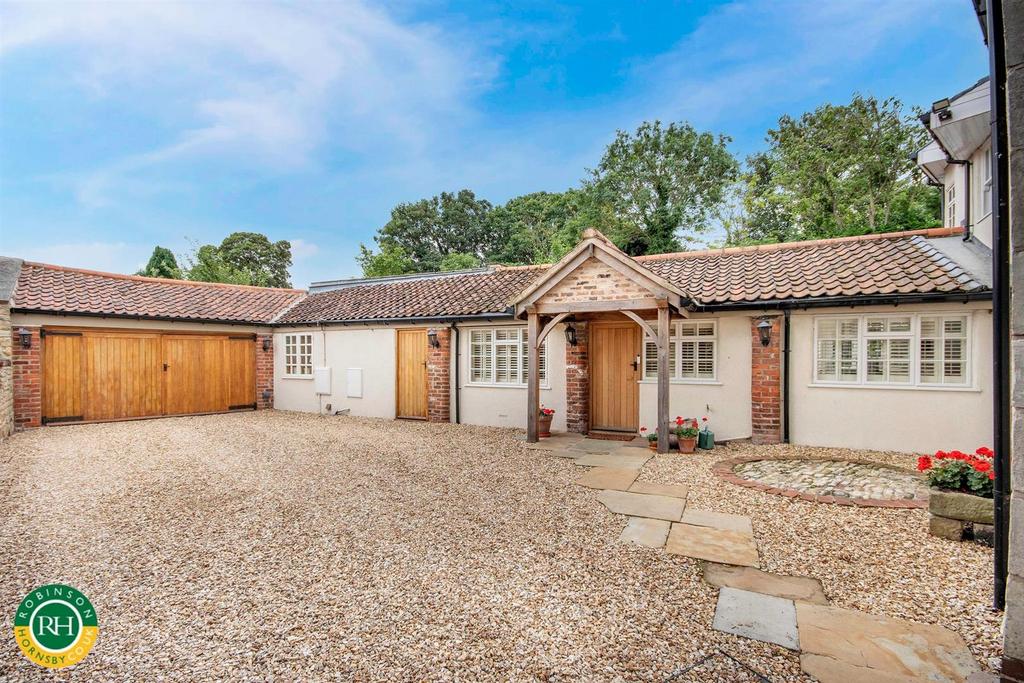 Courtyard. Parking.