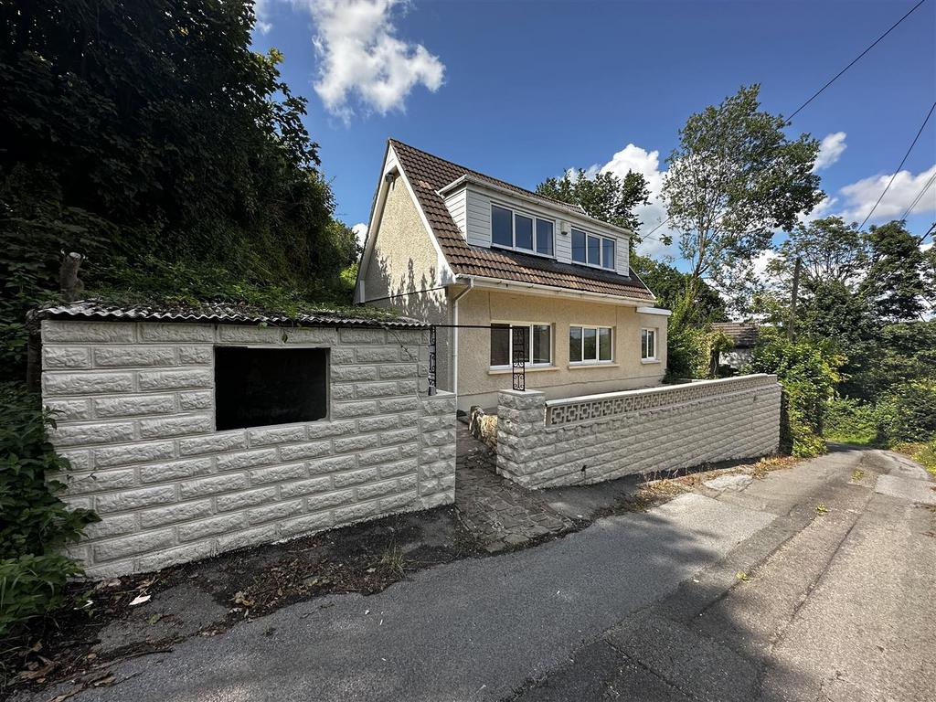 Yr Allt, Llangennech, Llanelli 3 bed detached bungalow £140,000