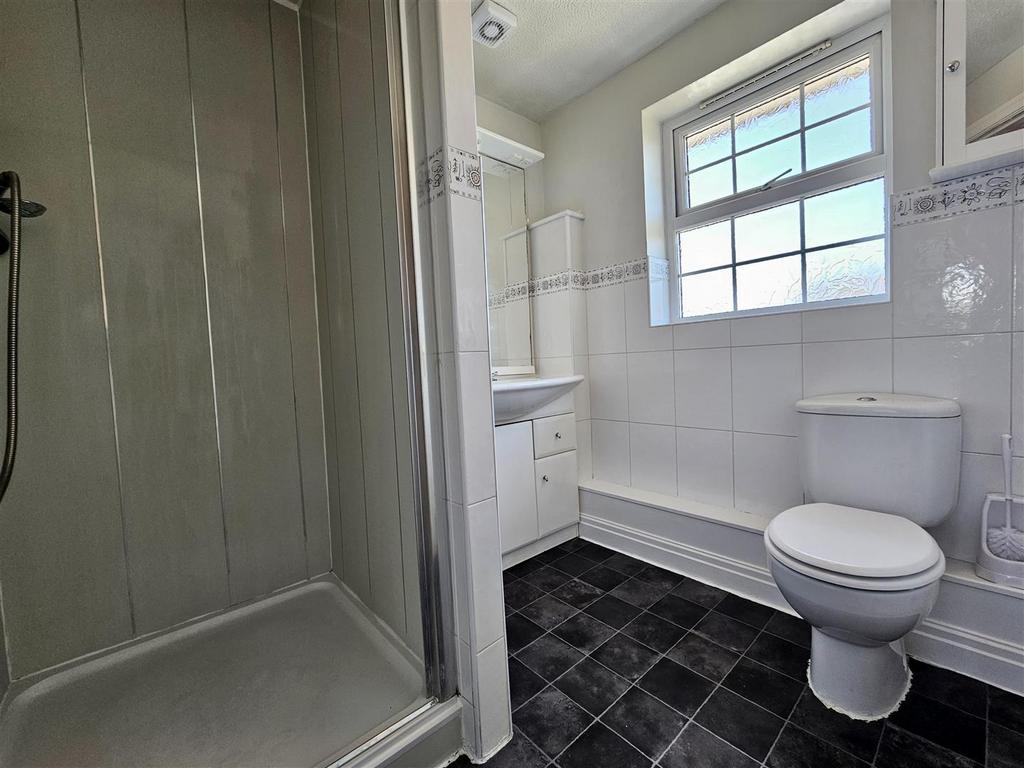 En suite shower room/wc