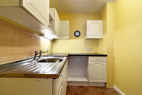 2 bedroom retirement property for sale, Holmesdale Gardens, Hastings