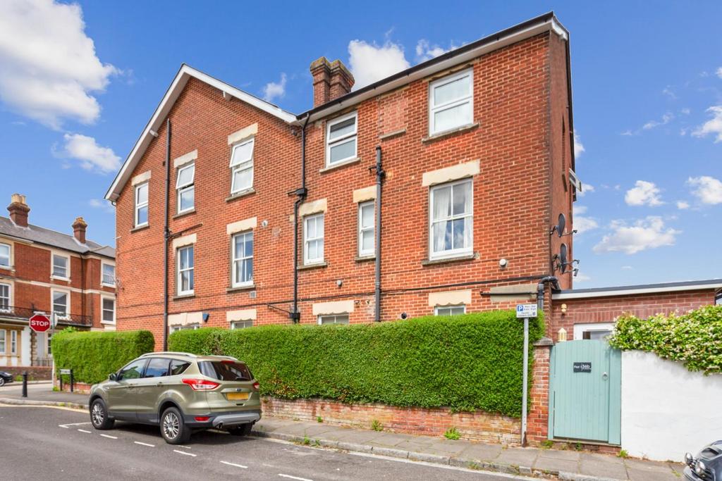 Wyndham Road, Salisbury 2 bed flat £385,000