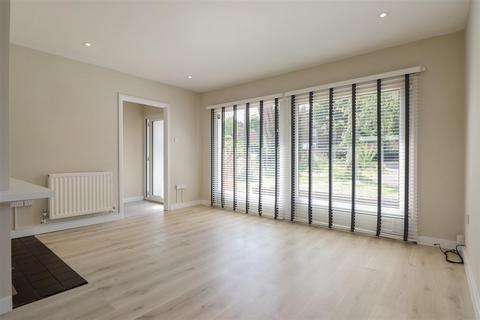 5 Forest Road, Horsham, RH12 4HJ