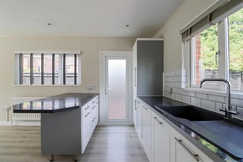 5 Forest Road, Horsham, RH12 4HJ