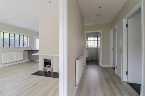 5 Forest Road, Horsham, RH12 4HJ