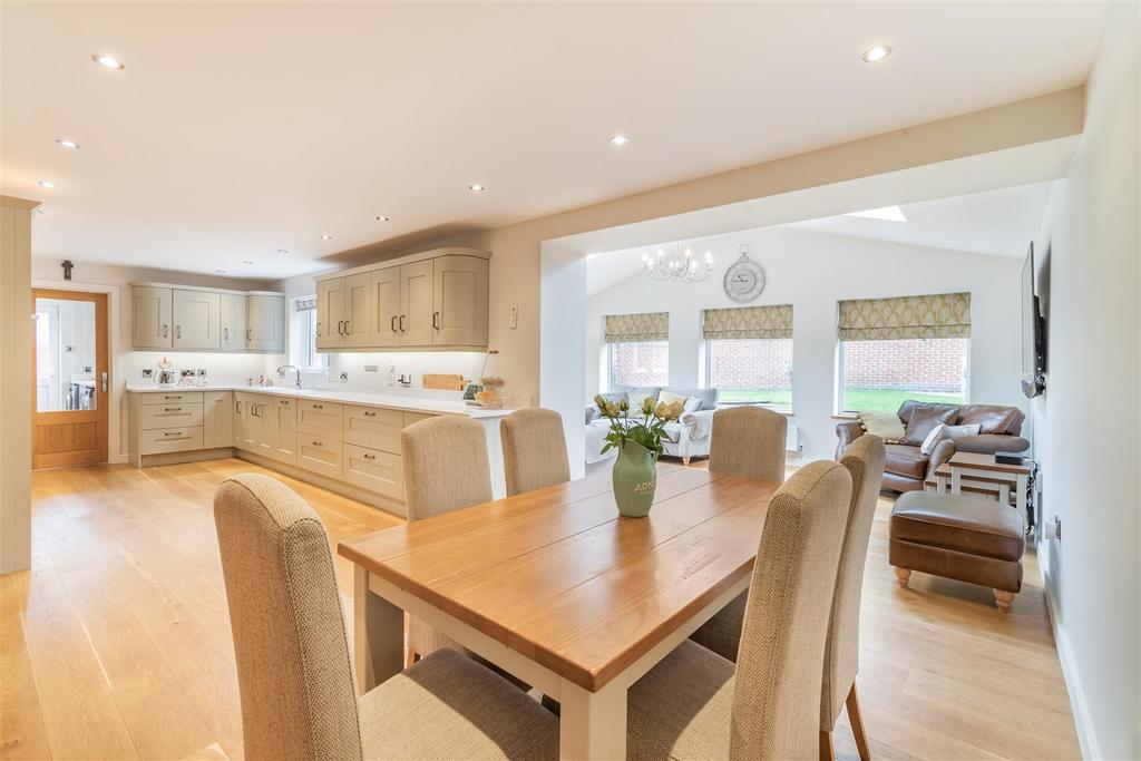 Birch Grove, Mansfield 4 bed detached house for sale £450,000