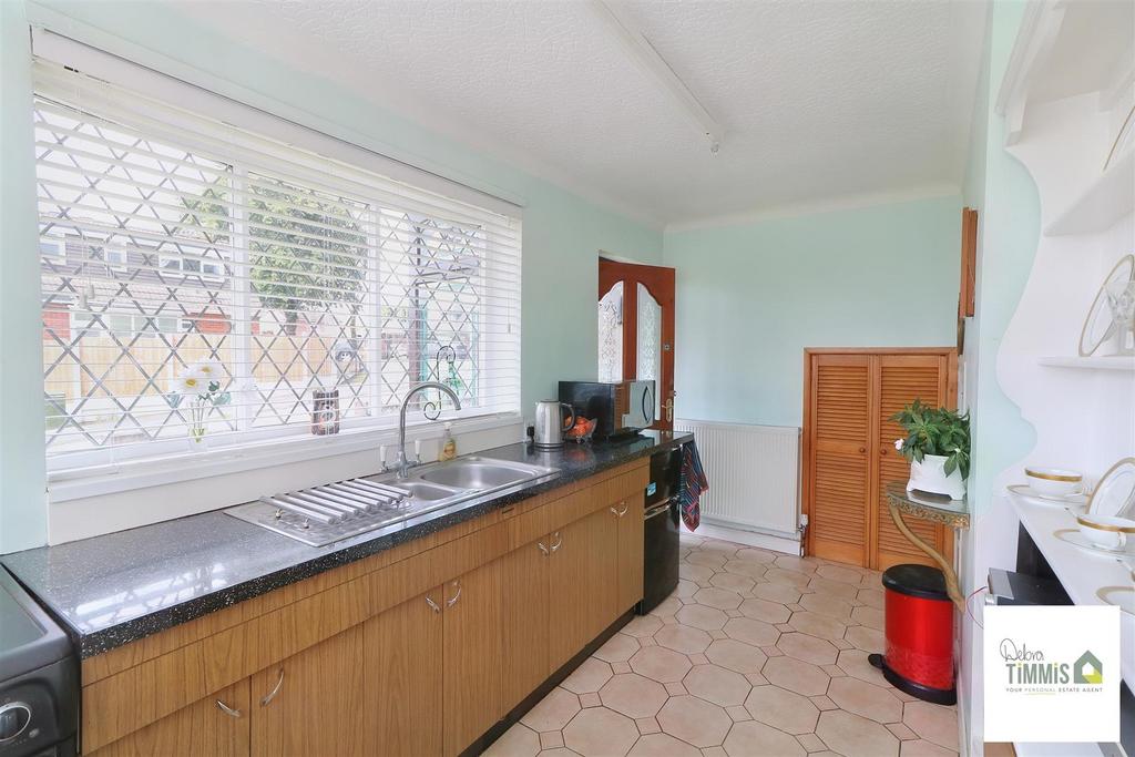 Birches Head Road, Birches Head, StokeOnTrent 3 bed detached bungalow