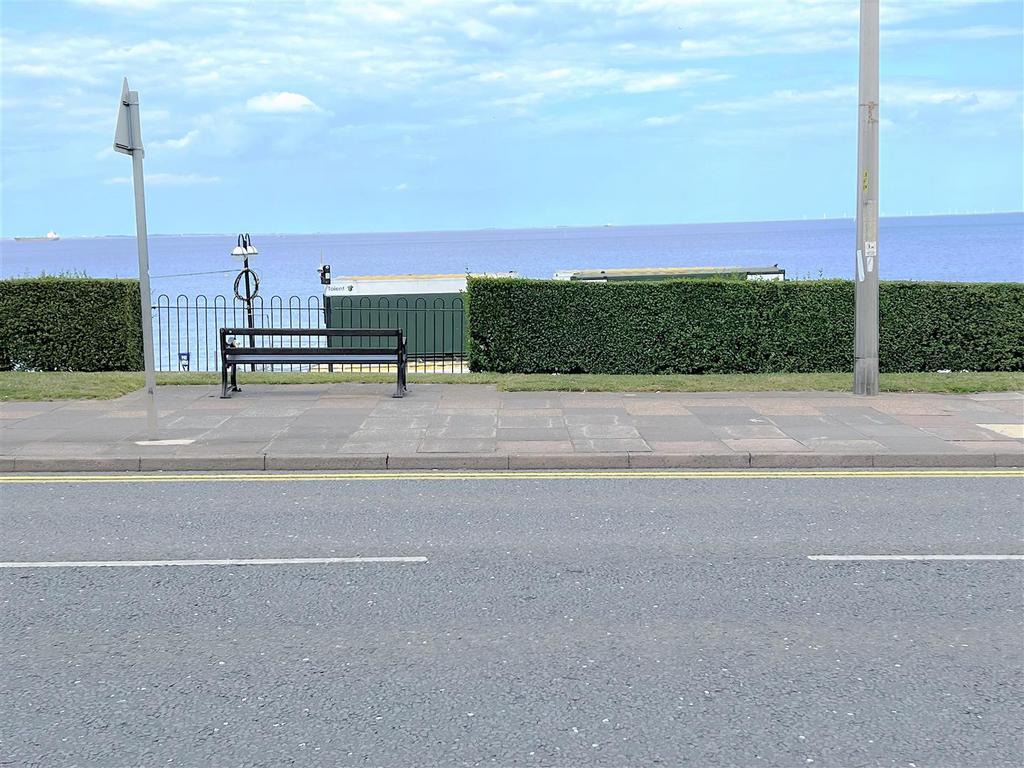 Highcliff Road, Cleethorpes, N.E. Lincs, DN35 8RH 2 bed flat for sale