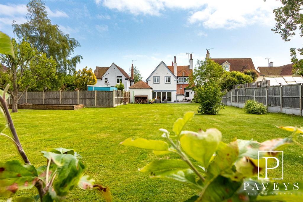 Glebe Way, FrintonOnSea 4 bed detached house for sale £685,000