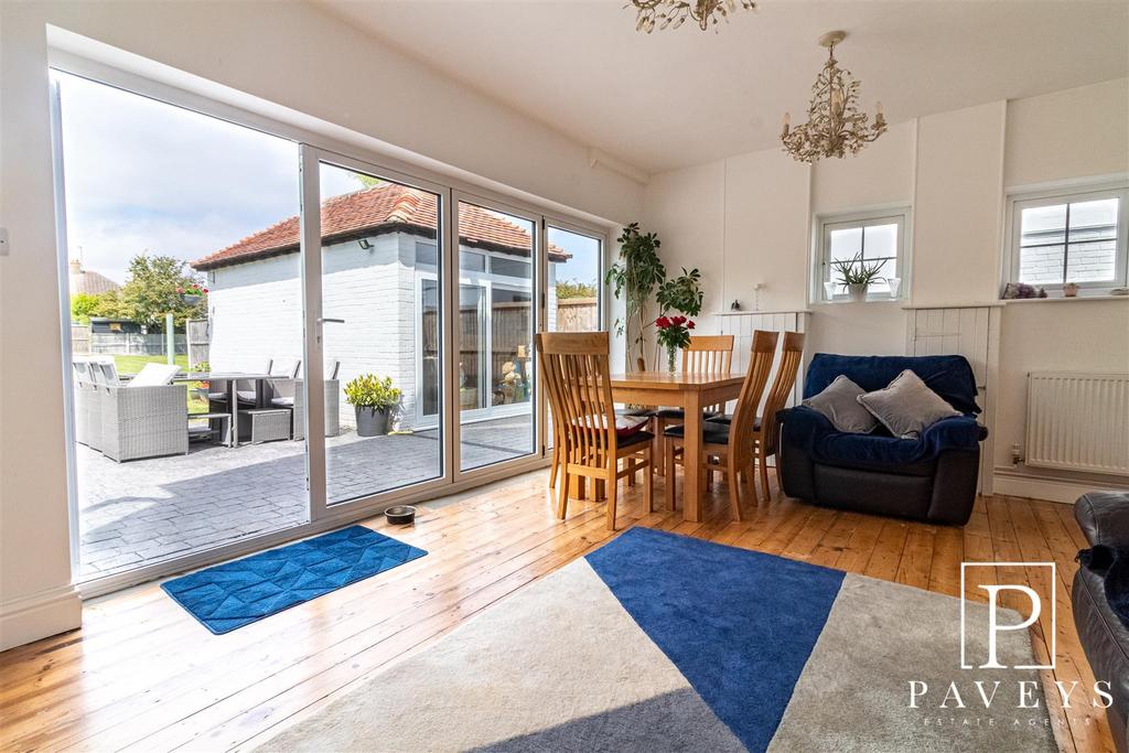 FAMILY &amp; DINING ROOM