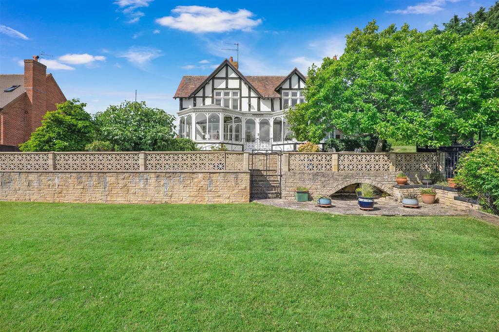 Lynwood Close, Evesham 4 bed detached house for sale £700,000