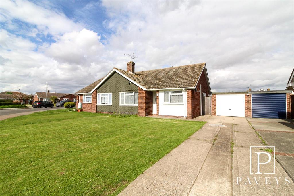 Garden Road, Walton On The Naze 2 bed semidetached bungalow for sale