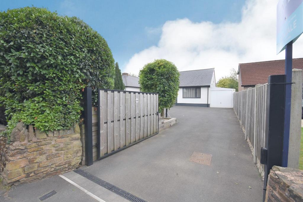 Mansfield Road, Hasland, Chesterfield, S41 0JF 3 bed detached bungalow