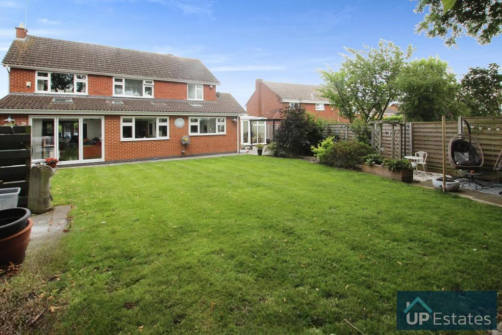 De La Bere Crescent, Burbage 4 bed detached house £750,000