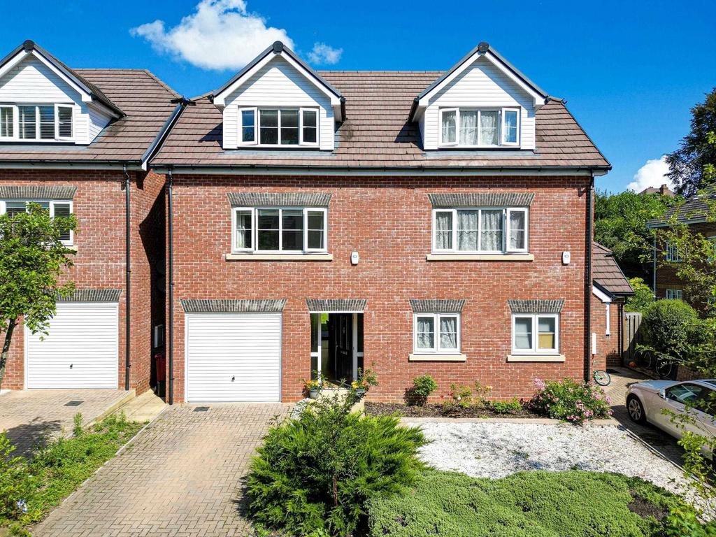 Martin Cooper Close, Caversham 3 bed semidetached house for sale £