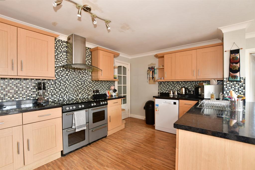 Kingfisher Avenue, Hythe, Kent 4 bed semidetached house for sale £