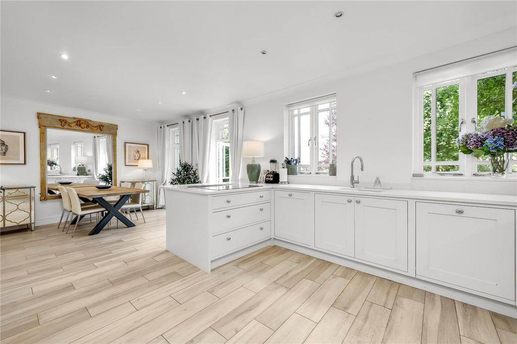 Lakeside Grange, Weybridge, Surrey, KT13 6 bed terraced house £5,500