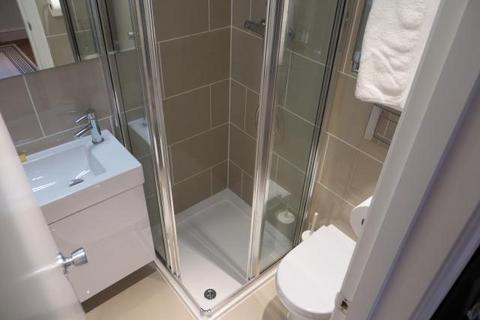 Studio to rent - Fulham Palace Road, Hammersmith, London W6
