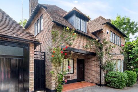 4 bedroom detached house to rent, Middleton Road, Hampstead Garden Suburb, London NW11
