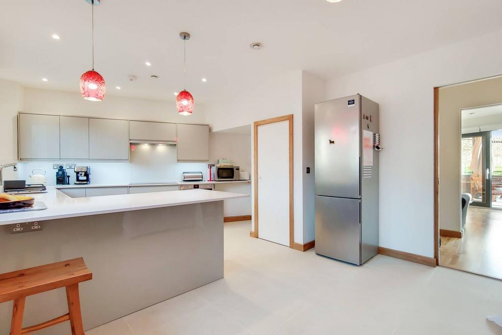 Northbrook Road, Ilford, IG1 4 bed semidetached house £3,000 pcm (£