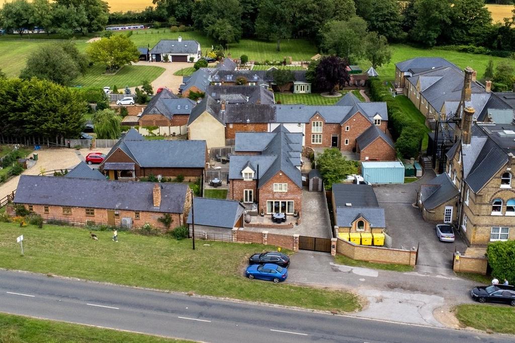 Stoke Hammond, Bucks MK17 3 bed barn conversion for sale £645,000