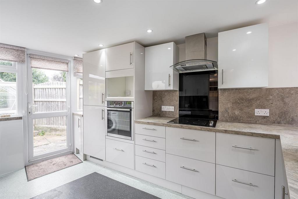 Grantley Crescent, Kingswinford, DY6 9EF 3 bed detached house £350,000