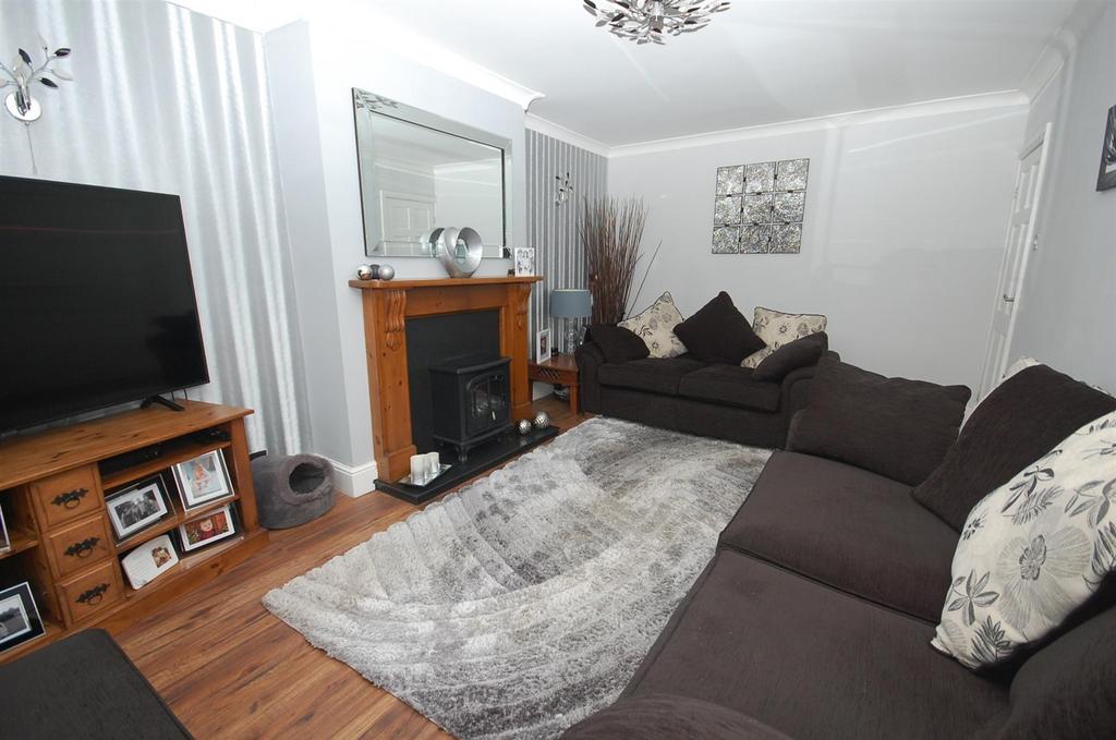 Whitecliffe Crescent, Swillington, Leeds 4 bed semidetached bungalow