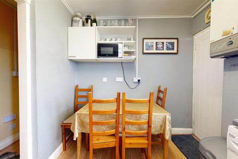 2 bedroom property for sale, Clifford Court, London