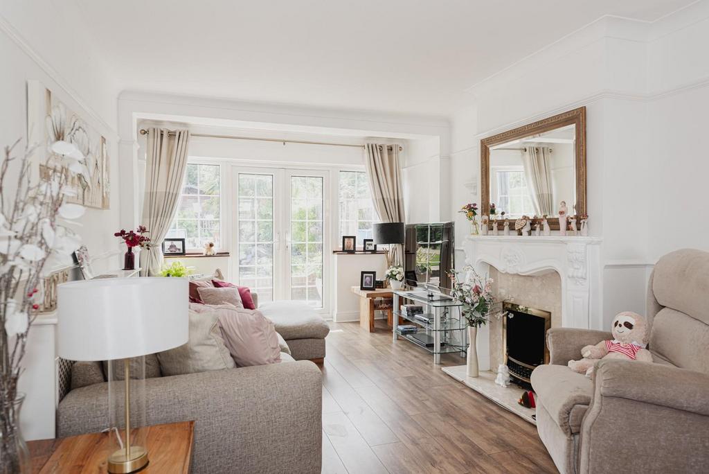 Grafton Road, Worcester Park 3 bed semidetached house £740,000
