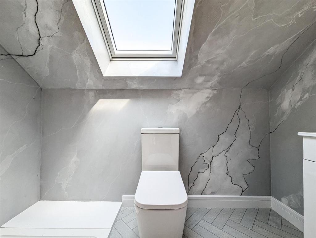 Bathroom Upstairs (1).jpg