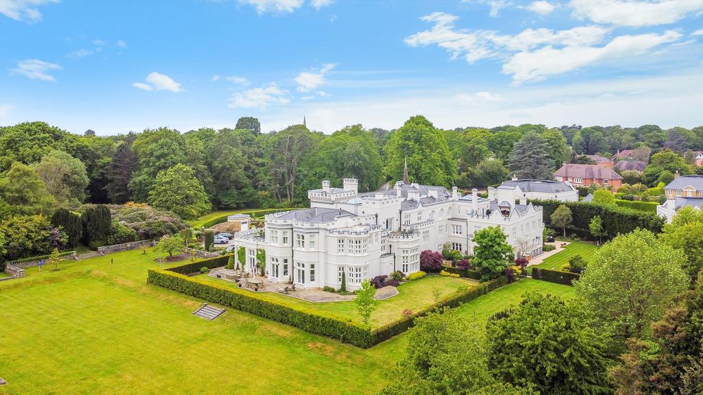 Woodland Way, Kingswood, Tadworth, Surrey, KT20 3 bed apartment for