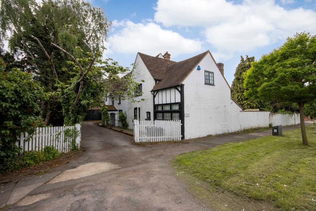 Arlington Drive, Ruislip 3 bed detached house for sale £1,350,000