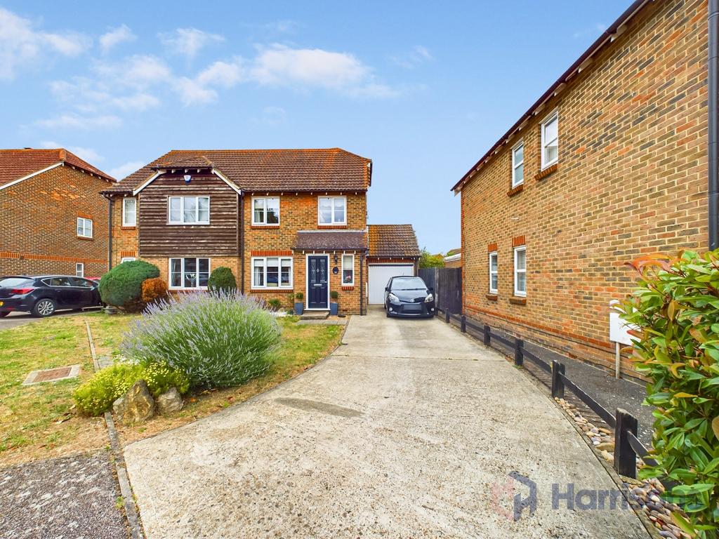 Kingfisher Close, Sittingbourne, ME9 3 bed semidetached house for sale