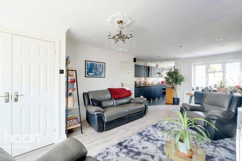 11 Silver Way, Romford, RM7 8EX