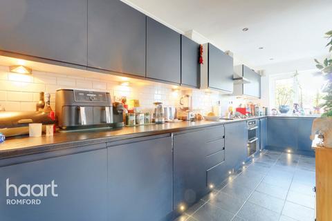 11 Silver Way, Romford, RM7 8EX