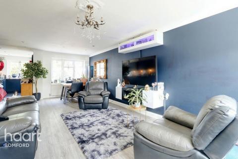 11 Silver Way, Romford, RM7 8EX