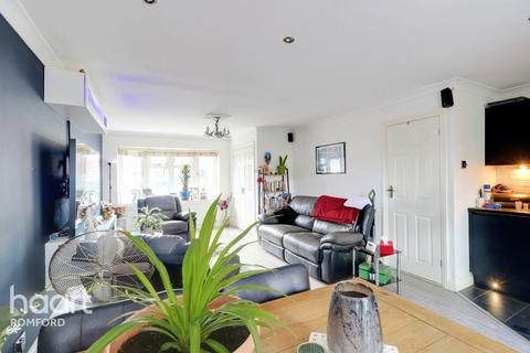 11 Silver Way, Romford, RM7 8EX