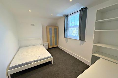 3 bedroom flat to rent, Dean Road, Willesden