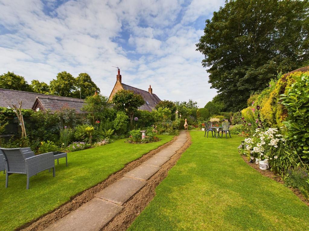 Churchill Road, Welton, Northamptonshire NN11 2JH 2 bed detached